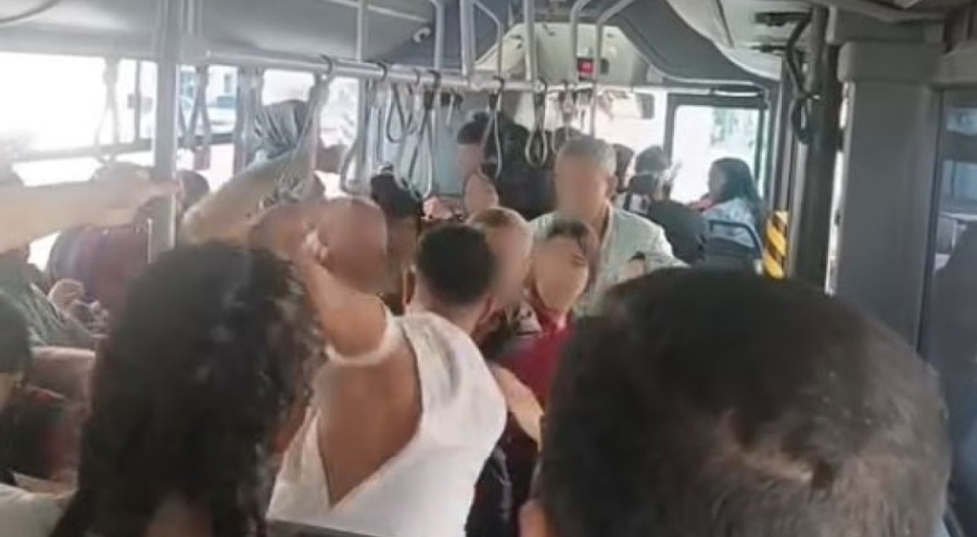 Taciz iddiası otobüsü karıştırdı, tekme tokat kavga ettiler