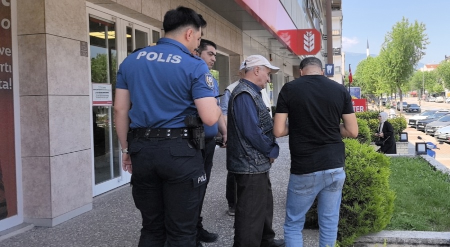Bursa'da yaşlı adamın 100 bin lirasını polis ekipleri kurtardı