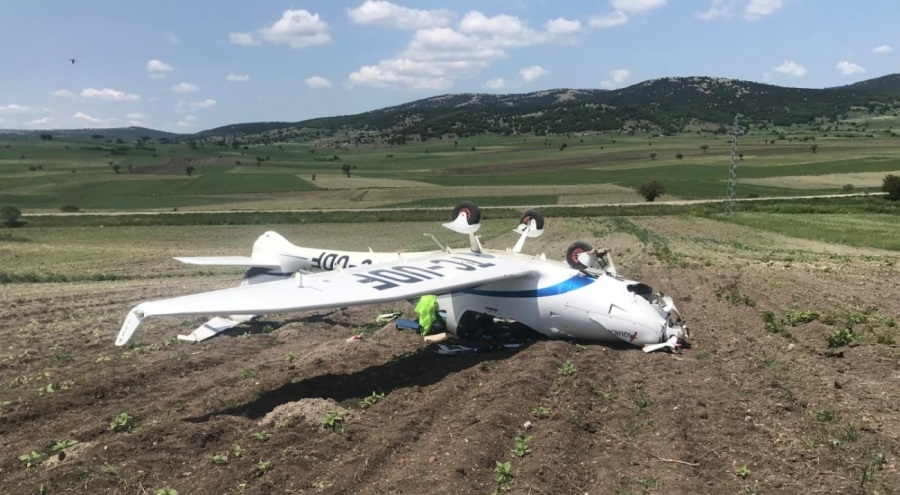 Bursa'dan havalanan eğitim uçağı iniş yaparken ters döndü! Pilot yaralandı