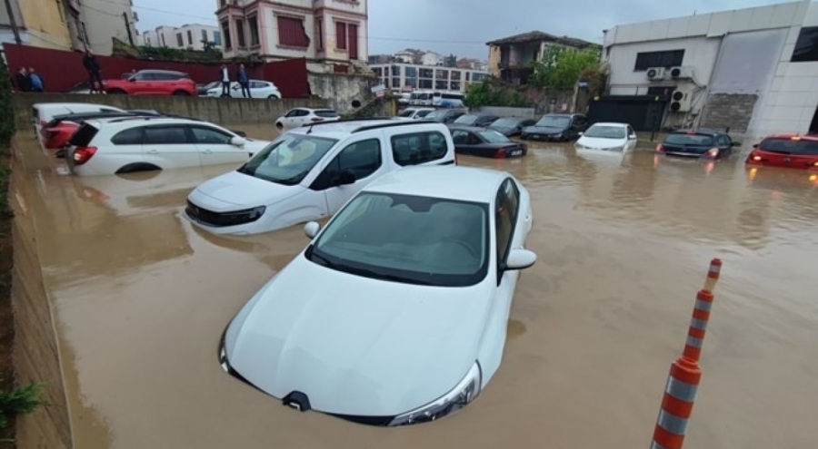 Trabzon sele teslim! Araçlar mahsur kaldı