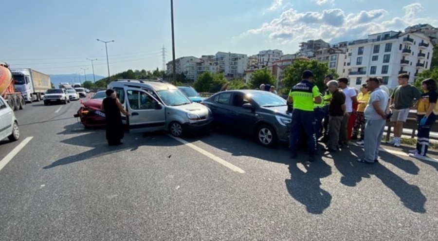 TEM'de 8 araç birbirine girdi, kimsenin burnu kanamadı