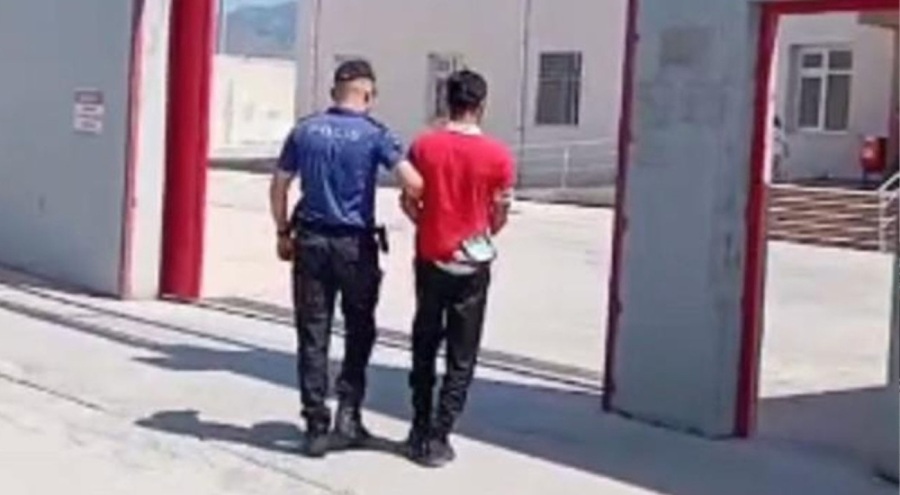 Genç kızı minibüste taciz etti