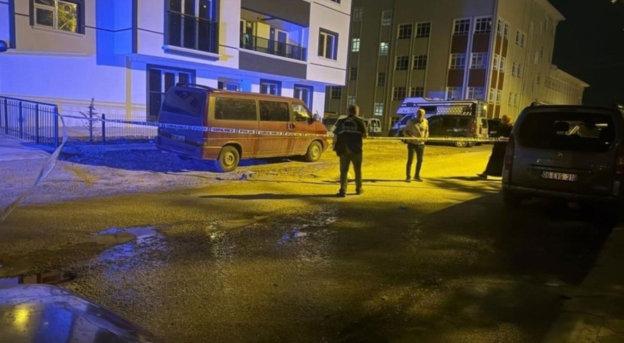 Babasını sokak ortasında bıçakladı