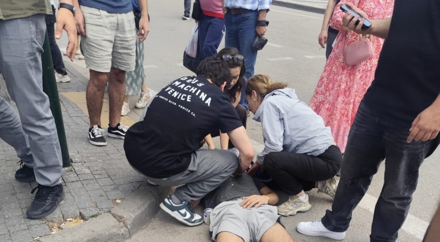 Bursa'da kaza! Otomobilin çarptığı motosikletli gençler yaralandı