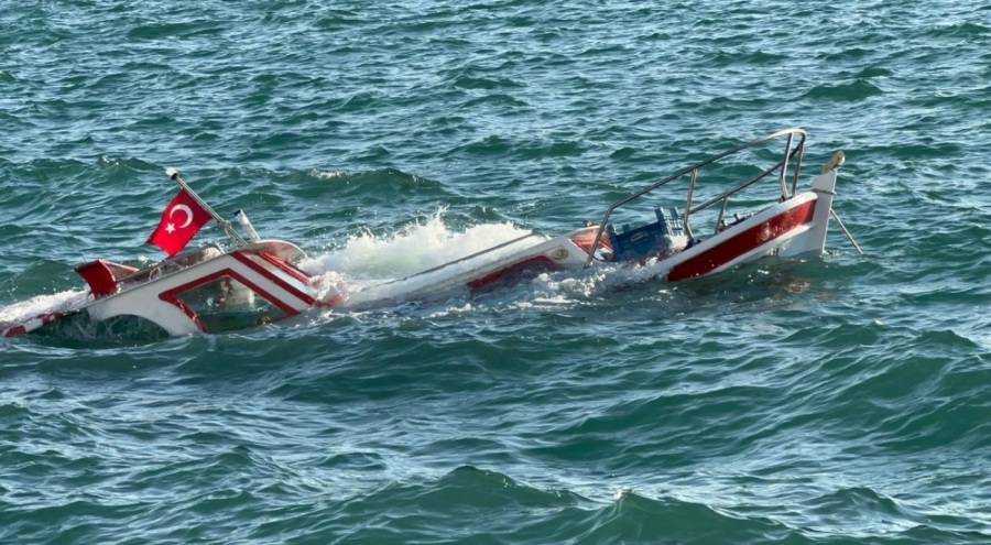 Demirli olan balıkçı teknesi su alarak battı