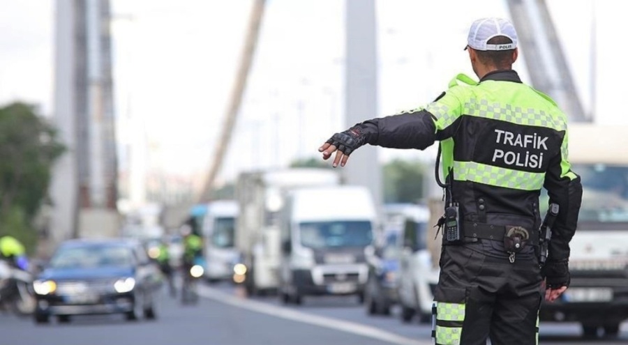 Trafiği tehlikeye düşüren iki sürücüye 53 bin lira ceza