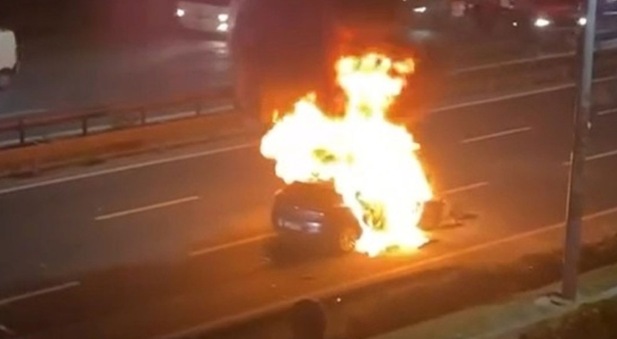 Bariyere çarpan otomobil alev topuna döndü