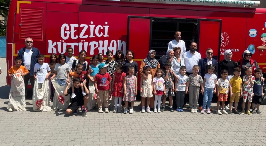İnegöl'de Roman öğrenciler Gezici Kütüphane'yle buluştu
