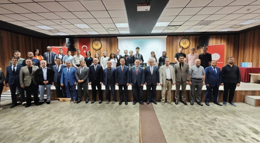 Liseli şairler ödüllerine kavuştu
