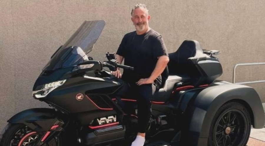 Cem Yılmaz, servet değerindeki motosikletiyle poz verdi
