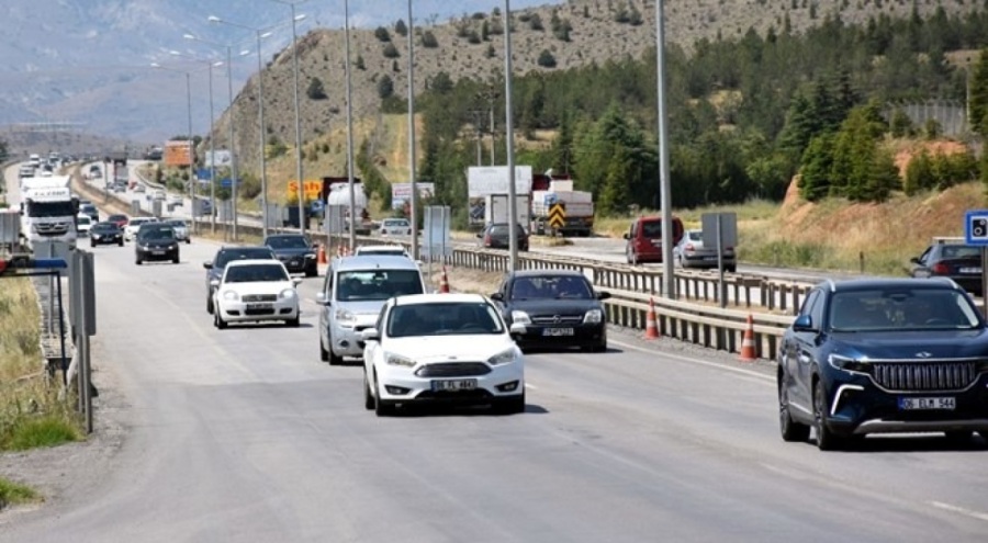 Bayram nedeniyle "Kilit kavşak" kilitlendi