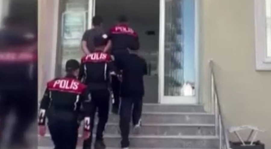 İki kişiye etek giydirip video çeken şahıslar yakalandı