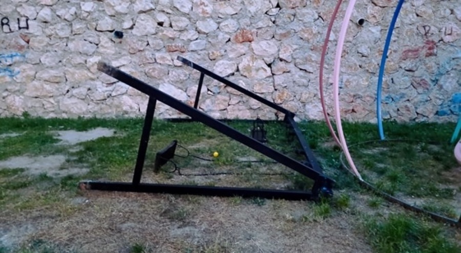 Salıncak demirinin altında kalan 4 yaşındaki çocuk öldü