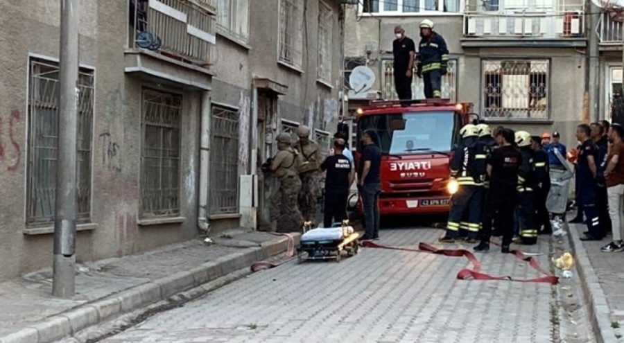 Boğazına bıçak dayadı, evini ateşe verdi