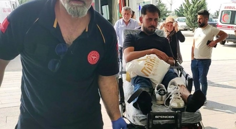 Bilettiği bıçakla koşarken çarptığı adamı yaraladı