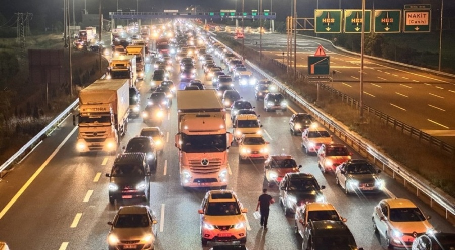 Yollarda bayram trafiği artıyor