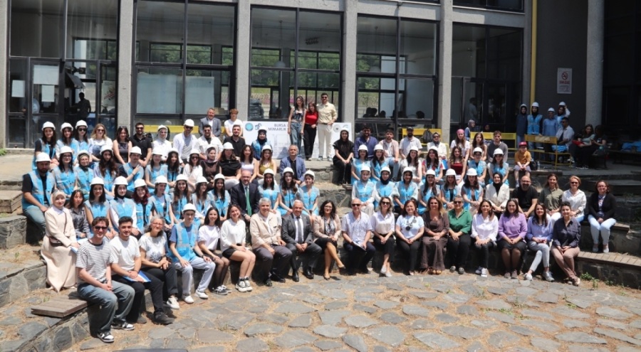 Bursa Uludağ Üniversitesi'nin mimar adayları baret taktı
