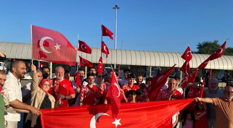Avrupa şampiyonları memleketlerinde meşalelerle karşılandı