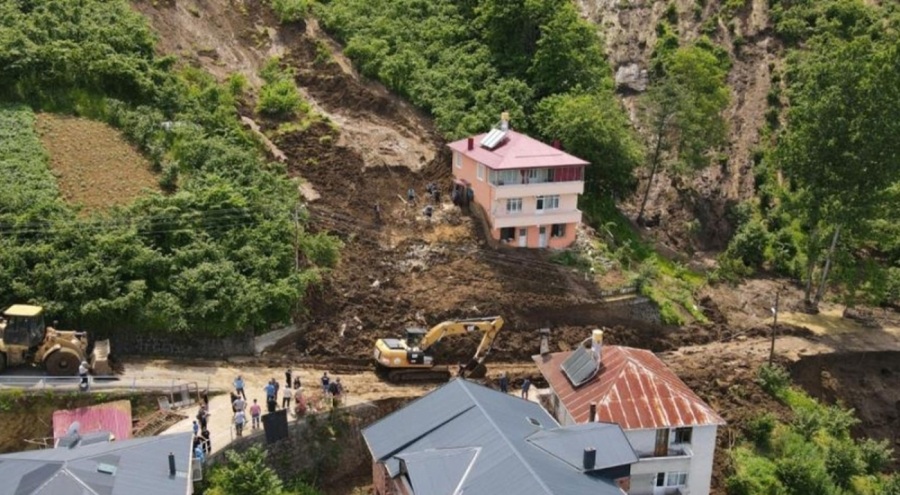 Trabzon'da heyelan! 5 ev tehlike altında