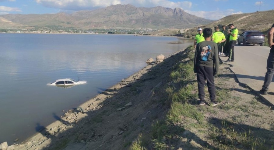 virajı alamayan araç göle uçtu: 2 kişi yaralandı