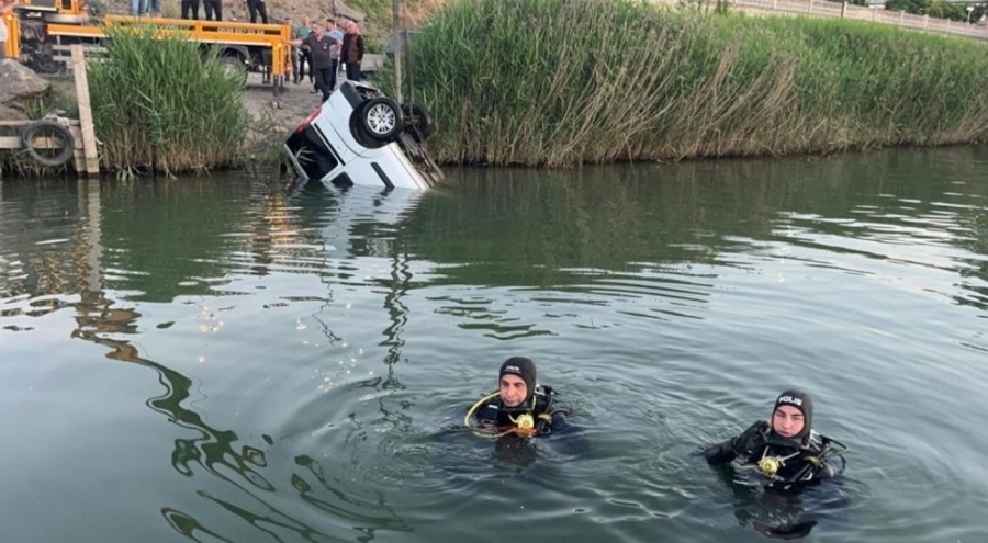 Ereğli'de el freni çekilmeyen araç nehre uçtu