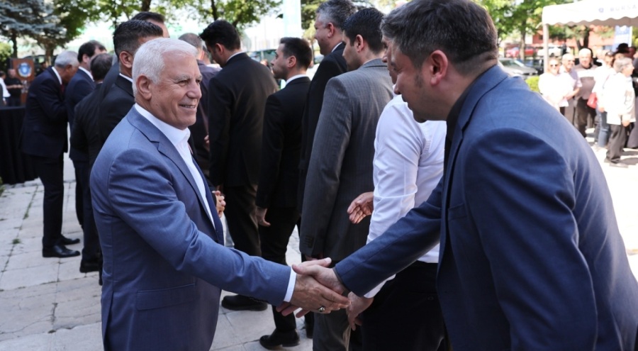 Bursa Büyükşehir Belediye Başkanı Bozbey, Büyükşehir çalışanlarının bayramını kutladı
