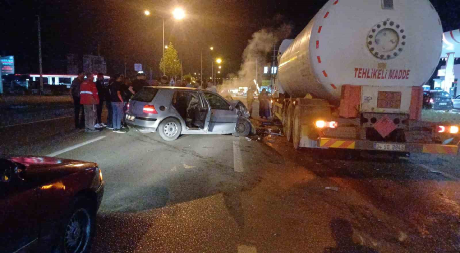 Karşı şeride geçen otomobil, akaryakıt tankeriyle çarpıştı!