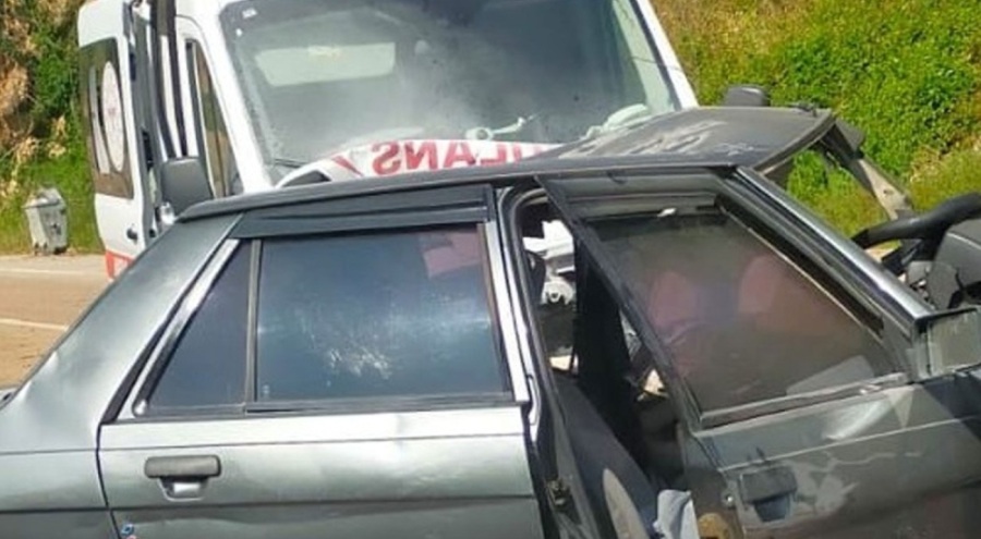 Ambulans ile otomobil çarpıştı: 1 ölü, 3 yaralı