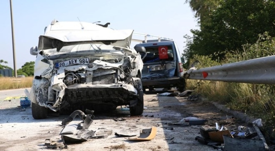 4 araçlık zincirleme trafik kazası: Bir ölü, 10 yaralı