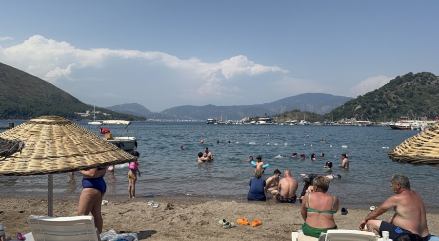 Marmaris'te tatilciler sahillere akın etti