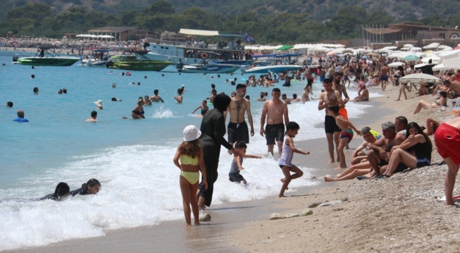 Ölüdeniz'de trafik kitlendi, plajlar doldu