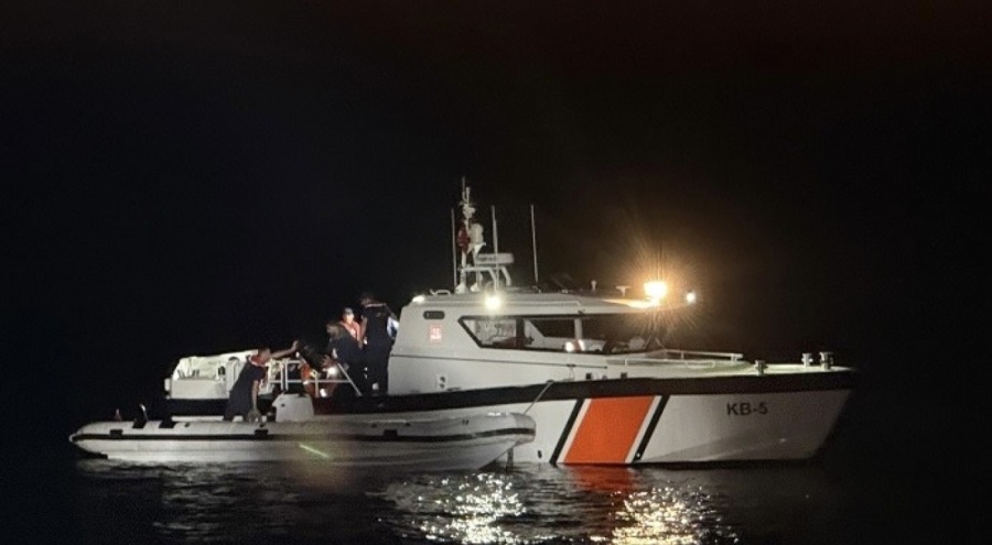 Çanakkale'de 18 kaçak göçmen ile 1 insan kaçakçısı yakalandı