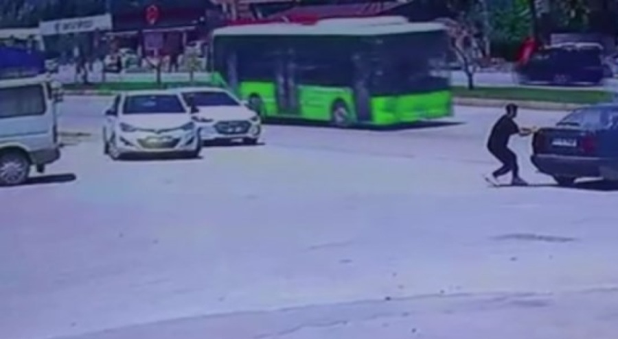 El frenini çekmeyi unuttu, kazaya engel olamadı