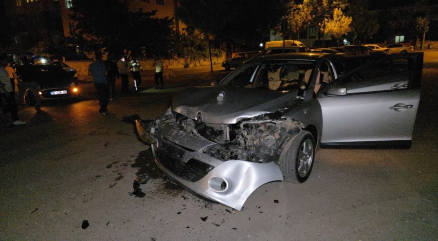 Bursa'da iki otomobil çarpıştı!