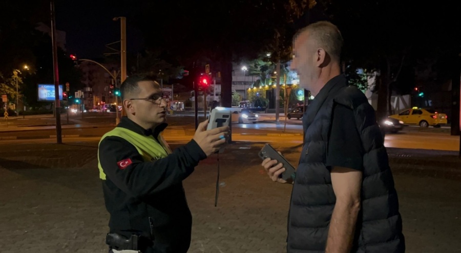 Bursa'da uygulamayı görünce kaldırıma çıktı, yine kaçamadı