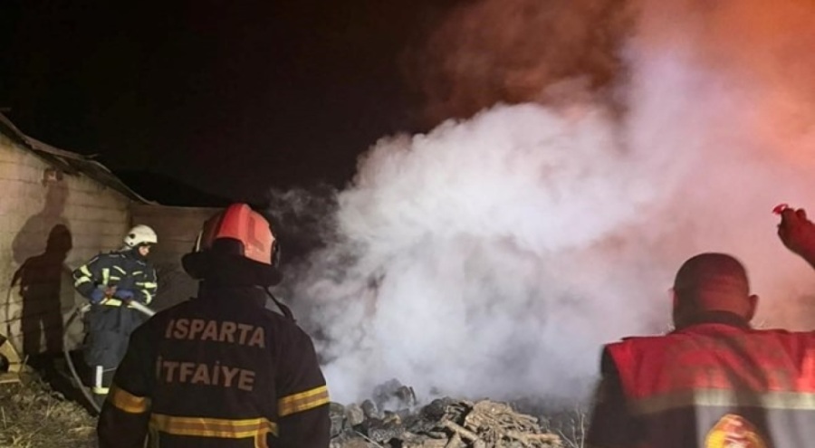 Mangal ateşinden çıkan kıvılcım otluk alana sıçradı