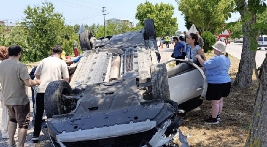 Ters dönen araçta sıkışan sürücüyü itfaiye kurtardı