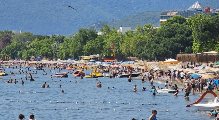 Erdek'e ziyaretçi akını, sahiller tıklım tıklım