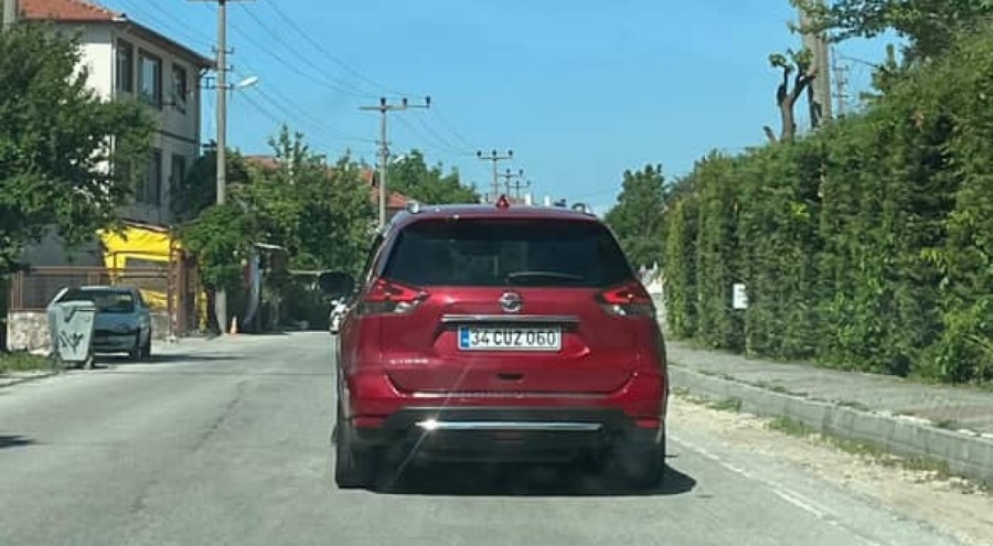 Aracından yola defalarca çöp atarken görüntülendi
