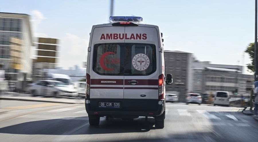 Ambulans şarampole devrildi, 4 sağlıkçı yaralandı