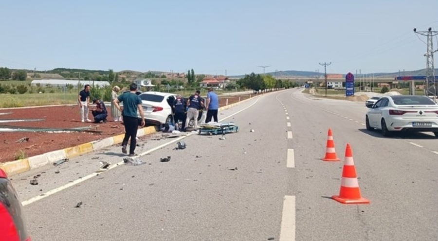 İki otomobil kavşakta çarpıştı! Ölü ve yaralılar var