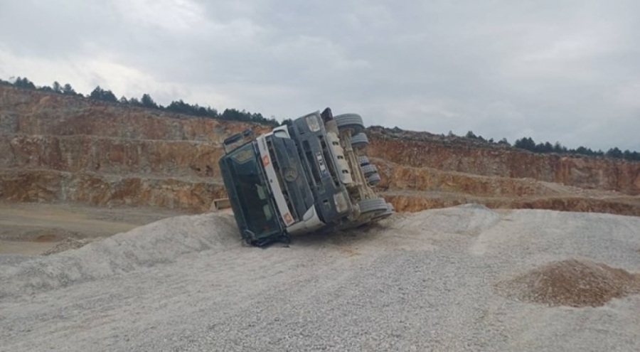 Kum yüklü kamyon devrildi