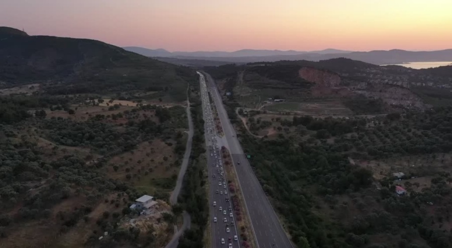 İzmir'de bayram dönüşü otoyolda trafik yoğunluğu oluştu