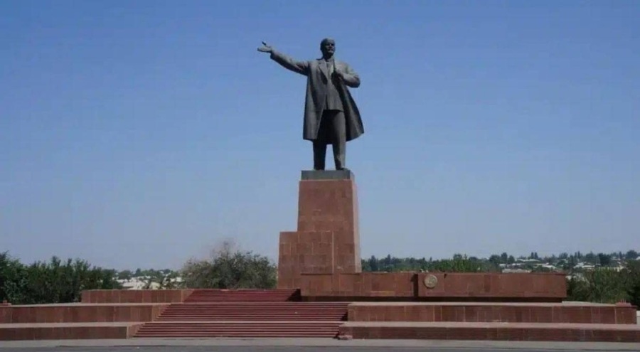 Orta Asya'daki en yüksek Lenin heykeli indirildi