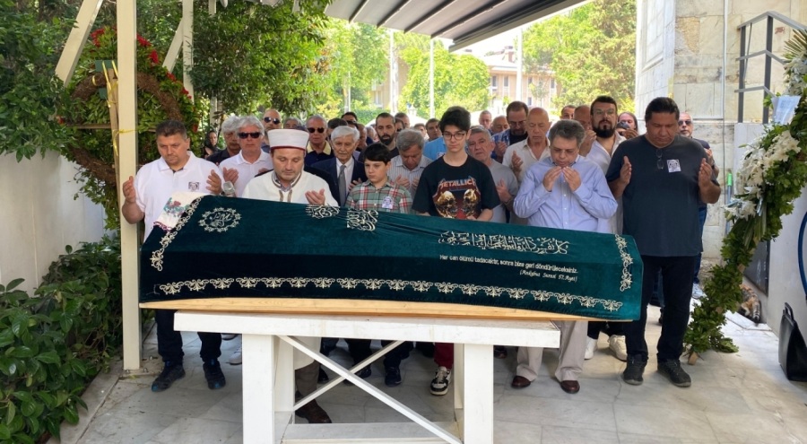 Türk edebiyatının "Mona Roza"sı Muazzez Akkaya Giray son yolculuğuna uğurlandı