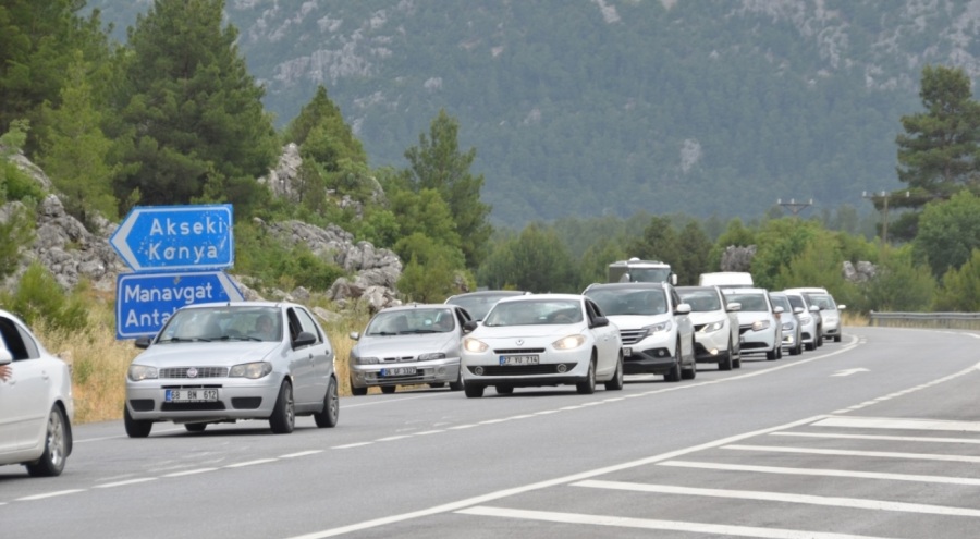 Tatilcilerin dönüş yolunda trafik yoğunluğu