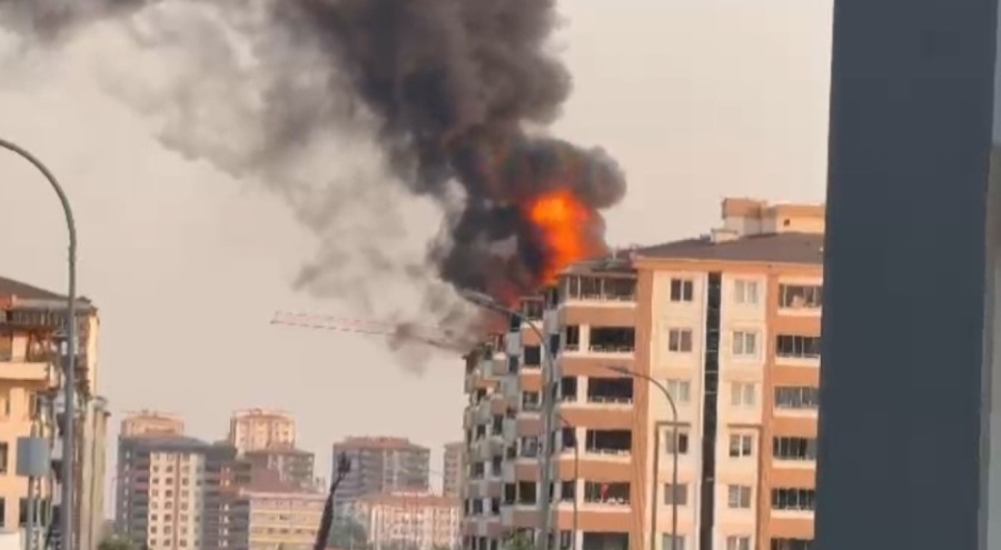 7 katlı binanın çatısı alev alev yandı