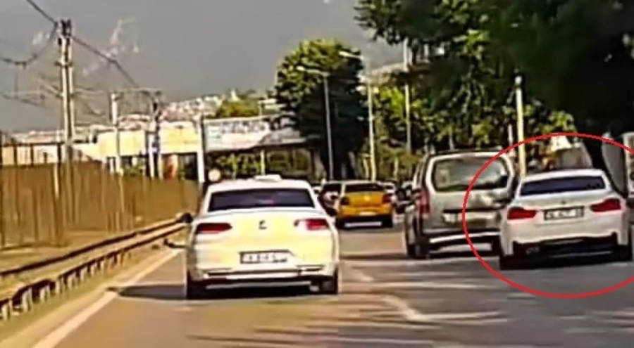 Bursa'da makas atan sürücü kameraya yakalandı