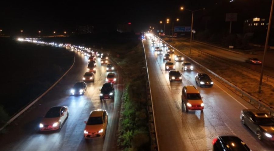 Tatilin son gecesinde trafik yoğunluğu zirve yaptı