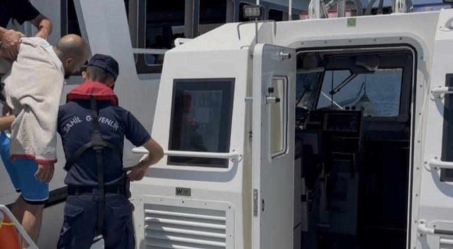 Ayvalık açıklarında gezi teknesinde rahatsızlanan şahıs tahliye edildi